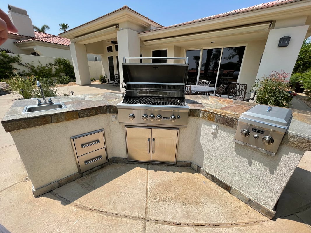 Curved Montoya’s Islands outdoor kitchen in a Coachella Valley backyard